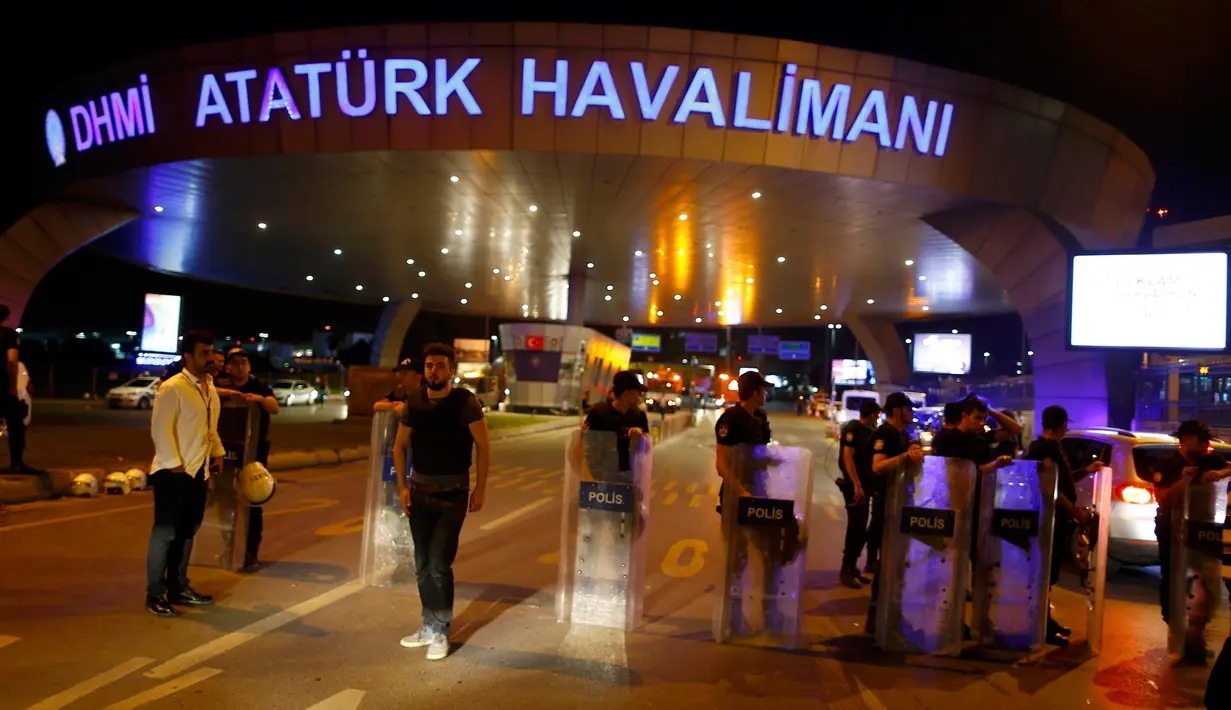 Sejumlah petugas kepolisian menjaga pintu masuk menuju Bandara Atarturk, Istanbul, Turki, pasca ledakan bom, Selasa (28/6). Ledakan bom tersebut terjadi di area kedatangan bandara, di mana pelaku berjumlah tiga orang. (REUTERS/Osman Orsal)