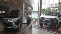 Sejumlah unit mobil baru berada di salah satu showroom penjualan Mitsubishi kawasan Mampang, Jakarta, Senin (19/10/2020). Menkeu, Sri Mulyani, telah menegaskan menolak usulan yang dilayangkan Kementerian Perindustrian terkait pajak 0 persen untuk pembelian mobil baru. (Liputan6.com/Herman Zakharia)