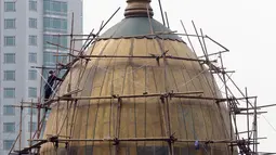 Aktivitas pekerja saat melakukan perawatan kubah masjid di salah satu masjid kawasan Setiabudi, Jakarta, Rabu (16/5). Perawatan tersebut dilakukan untuk menyambut bulan Ramadan 1439 Hijriah. (Liputan6.com/Arya Manggala)
