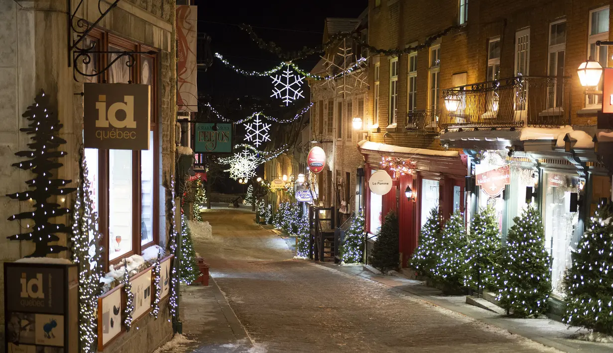 Jalan Sous-le-Fort sepi saat pemerintah Quebec memberlakukan jam malam pada 9 Januari 2021. Jam malam di seluruh provinsi di Kanada untuk membendung lonjakan infeksi COVID--19 yang terus meningkat di Quebec. (Jacques Boissinot / The Canadian Press via AP)
