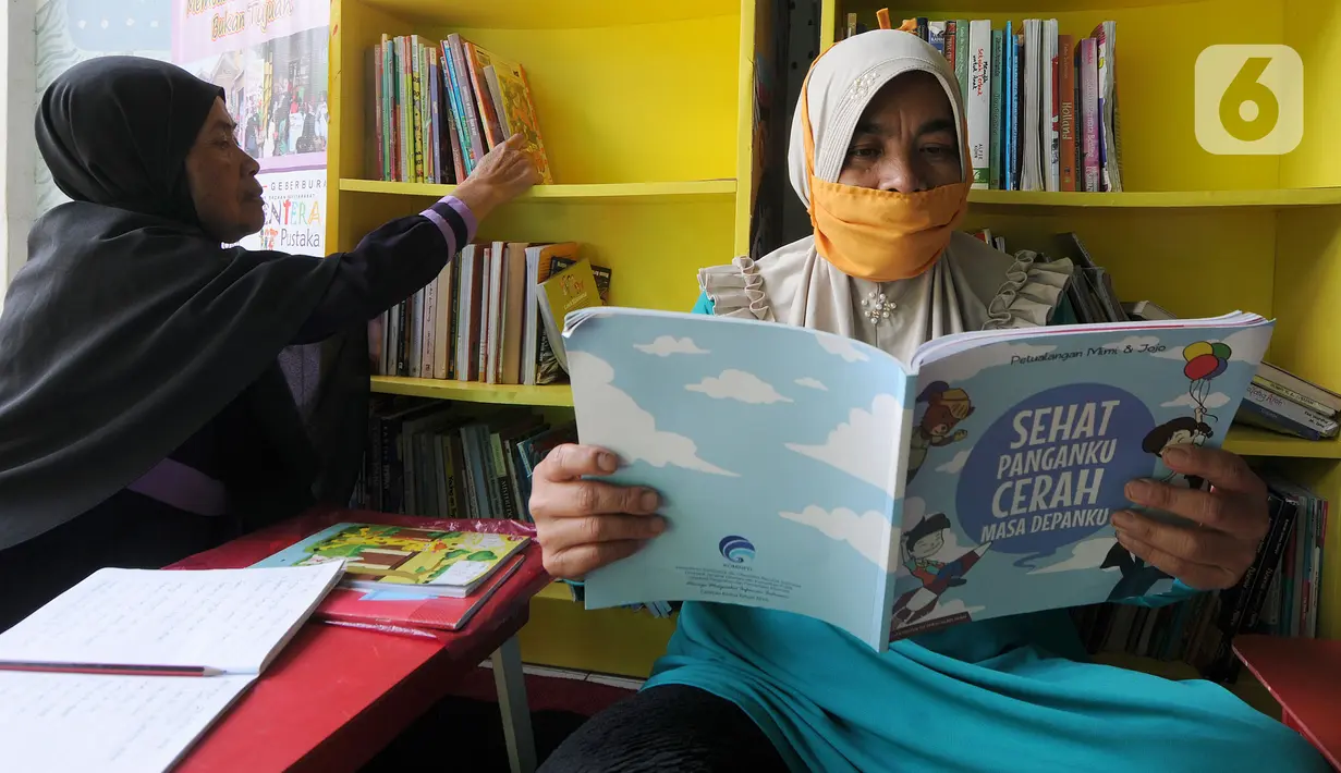 Ibu rumah tangga saat kegiatan gerakan berantas buta aksara di Taman Bacaan Masyarakat (TBM) Lentera Pustaka, Bogor, Minggu (2/5/2021).  TBM Lentera Pustaka yang berada di kaki Gunung Salak ini mengajarkan puluhan ibu-ibu yang buta aksara sebanyak dua kali dalam seminggu. (merdeka.com/Arie Basuki)