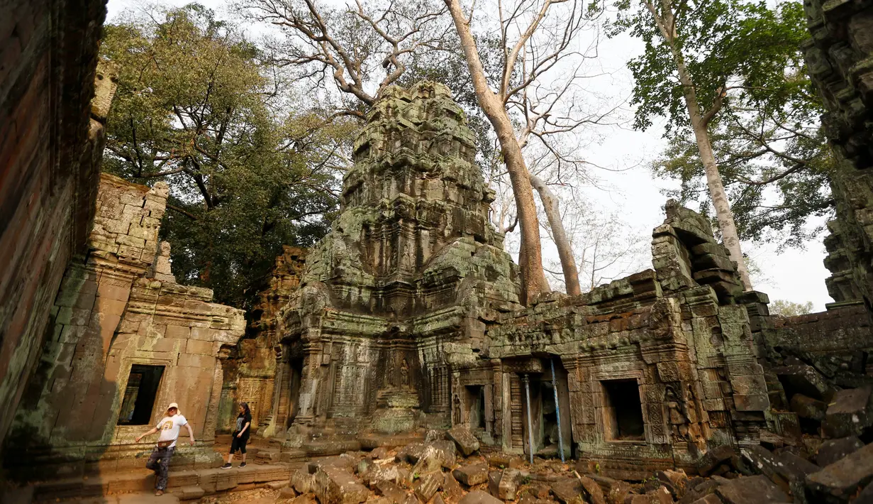 Wisatawan mengunjungi kompleks kuil Ta Prohm di provinsi Siem Reap, Kamboja. Kuil yang dibangun dalam gaya arsitektur Bayon pada sekitar akhir abad ke-12 ini masuk kedalam daftar situs Warisan Dunia UNESCO pada tahun 1992. (REUTERS/Samrang Pring)