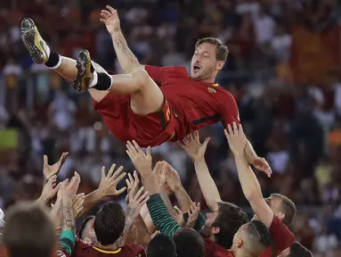 Legenda AS Roma, Francesco Totti, merayakan laga terakhir bersama Serigala Roma usai melawan Genoa di Stadion Olimpico, Roma, Minggu (28/5/2017). Selama 25 tahun Totti berkarier di AS Roma. (AP/Alessandra Tarantino)
