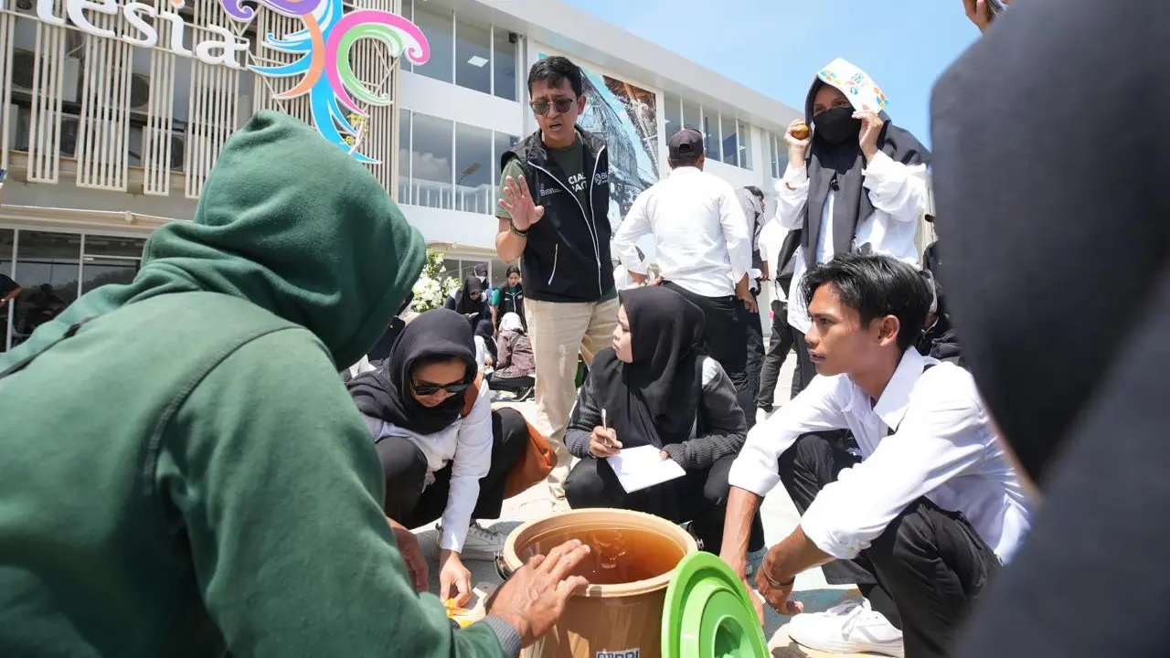 Kegiatan pengolahan sampah di Mandalika oleh BRI