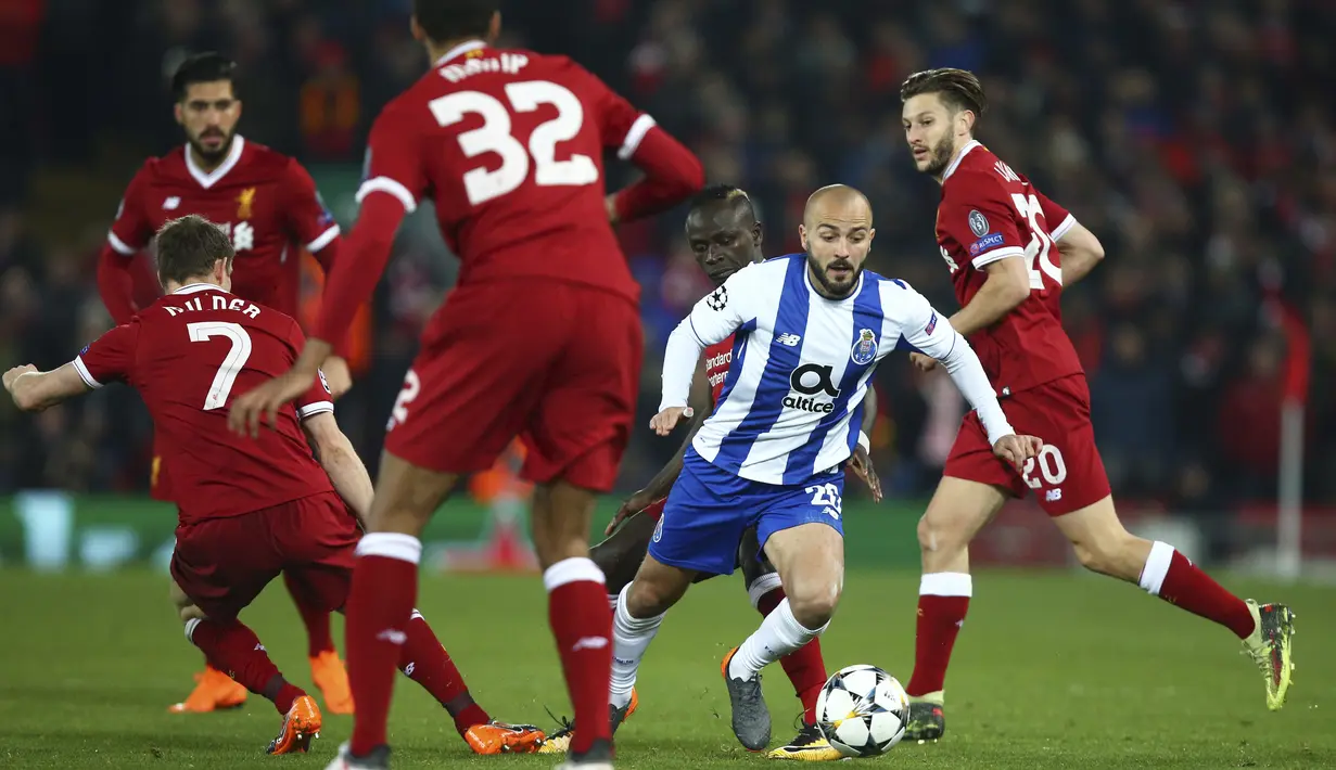 Aksi pemain Porto, Andre (2kanan) melewati adangan para pemain Liverpool pada leg kedua Liga Champions di Anfield Stadium, Liverpool, (6/3/2018). Liverpool bermain imbang 0-0. (AP/Dave Thompson)