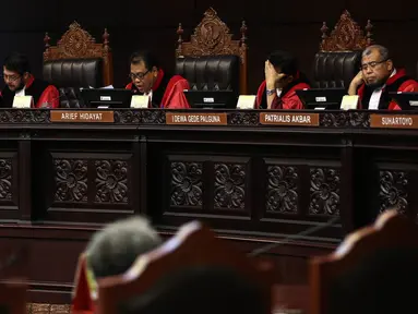 Hakim Konstitusi Arief Hidayat (tengah) memimpin sidang terkait  gugatan terhadap Pasal 5 ayat 1 dan 2 serta pasal 44 huruf b UU ITE di Mahkamah Konstitusi, Jakarta, Rabu (7/9).
