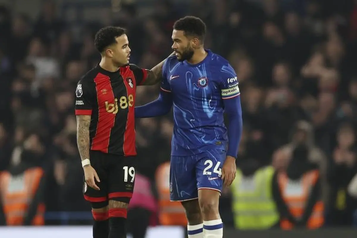 Bek Chelsea Reece James (kanan) berbicara dengan pemain Bournemouth Justin Kluivert, usai laga Premier League di Stamford Bridge, Rabu (15/1/2025). (c) AP Photo/Ian Walton