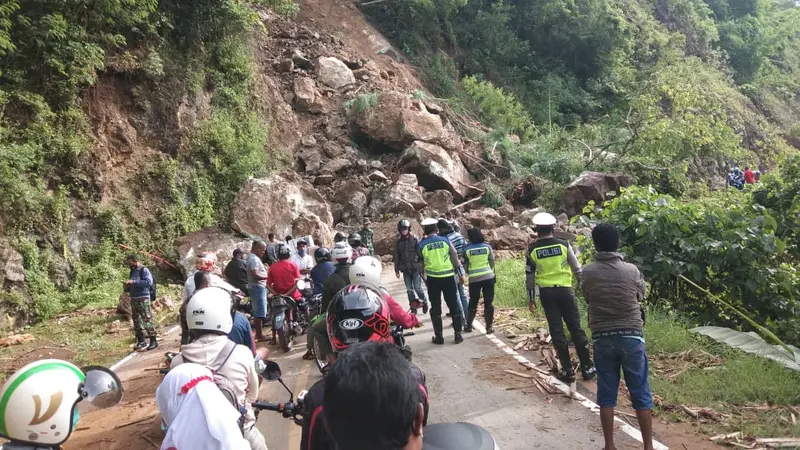 Antrian kendaraan bermotor, saat menunggu petugas membersikan longsor di badan jalan trans selatan Flores, Kilometer 17, Kabupaten Ende.(Liputan6.com/ Dionisius Wilibardus)