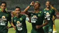 Osvaldo Haay selebrasi bersama rekan satu tim di Persebaya setelah membobol gawang Bhayangkara FC di Stadion Gelora Bung Tomo, Surabaya (26/11/2018). (Bola.com/Aditya Wany)