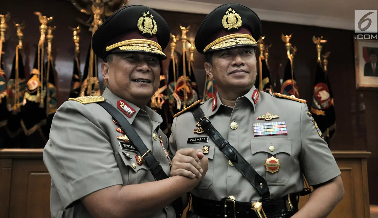 Kapolda Lampung yang baru, Brigjen Pol Purwadi melakukan salam komando dengan Irjen Pol Suntana seusai acara pelantikan dan serah terima jabatan Kadiv Propam Polri dan enam kapolda di Rupatama Mabes Polri, Senin (20/8). (Merdeka.com/Iqbal S. Nugroho)