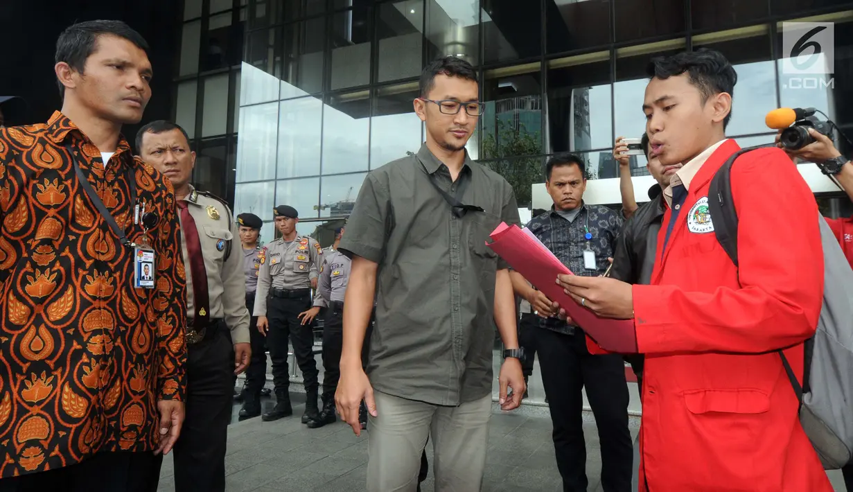 Ratusan mahasiswa dari Universitas 17 Agustus 1945 Jakarta mendatangi Gedung KPK, Jakarta, Rabu (14/11). Mereka melaporkan adanya dugaan tindak pidana korupsi dari hasil persidangan di PN Jakarta Utara. (Merdeka.com/Dwi Narwoko)