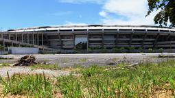 Penampakan luar Stadion Maracana di Rio de Janeiro, Brasil (18/1). Usai pagelaran olimpiade, Stadion Maracana terlibat sengketa kontrak dan ditutup untuk wisatawan. (AFP PHOTO / Vanderlei Almeida)