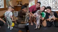 Nagita Slavina bareng Cipung main dengan anak Harimau (Sumber: Instagram/raffinagita1717)