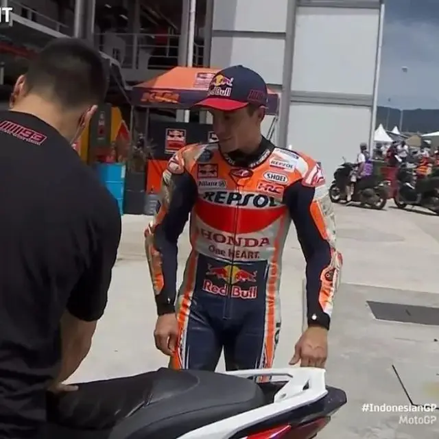 6 Potret Terkini Marc Marquez Usai Kecelakaan, Tangan Kanan Diperban