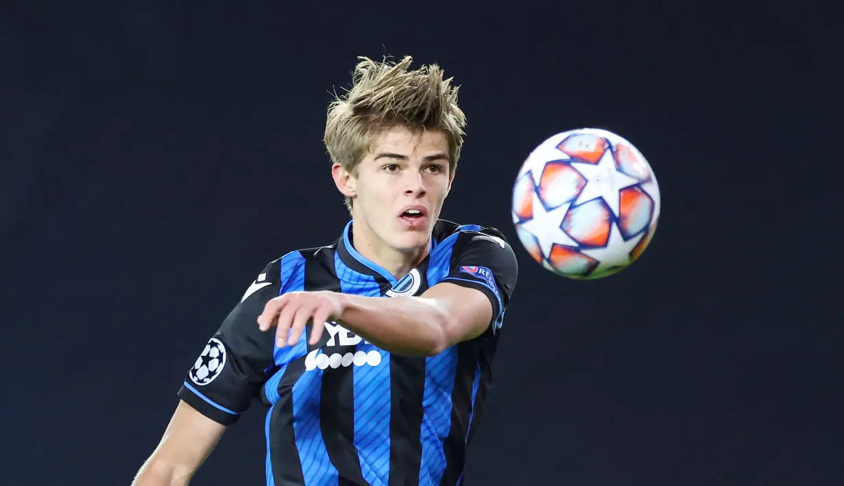 Charles De Ketelaere resmi menjadi pemain termahal Rossoneri era Paolo Maldini dan Frederic Massara. AC Milan dan Club Brugge disebut menyepakati nominal sebesar 36 juta euro atau sekitar 549,4 miliar rupiah untuk sang pemain berusia 21 tahun tersebut. (AFP/Kenzo Tribouillard)