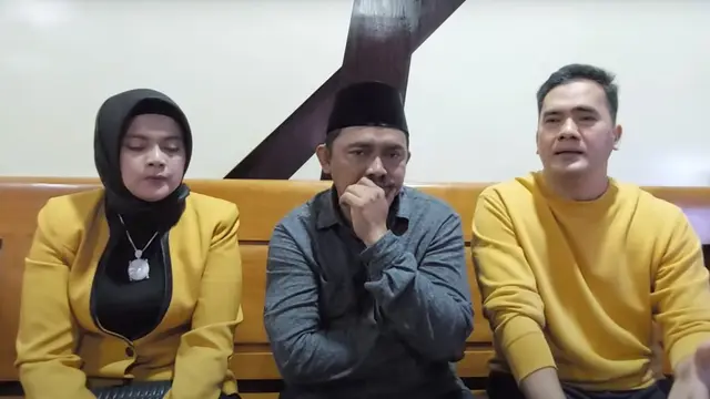 Neng Dessy menemani Saipul Jamil kala menggelar konferensi pers bersama Gus Rofi'i. (Foto: Dok. YouTube Rasis Infotainment)