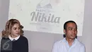 Nikita Mirzani (kiri) saat menghadiri acara di Senayan City, Jakarta, Rabu (27/1/2016). Nikita mendapat uang Rp.100 juta dari Vidio.com karena videonya di Vidio.com telah dilihat 1 juta penonton. (Liputan6.com/Immanuel Antonius)
