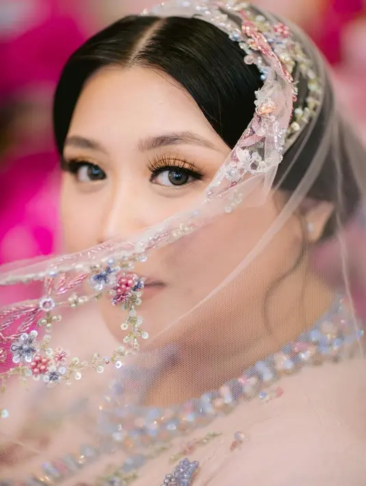 Keseluruhan penampilan Clarissa Putri di momen Pengajian tak hanya cantik, tapi juga clean dan semuanya tampak pas tak ada yang berlebihan. [Foto: Instagram/clarissaputri_]