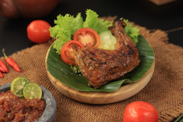 12. Ayam Abah Arief Pacarkeling: Ayam Bakar Juicy dan Bumbu Meresap