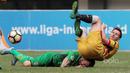 Aksi pemain Bhayangkara FC, Paulo Sergio (kanan) terjatuh bersama pemain Mitra Kukar, Jorge Gotor Blas pada lanjutan Liga 1 2017 di Stadion Patriot, Bekasi, Jumat (21/7/2017). Bhayangkara menang 4-1. (Bola.com/Nicklas Hanoatubun)