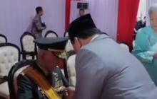 Momen Prabowo Membungkuk di Depan Jenderal Sepuh Try Sutrisno, Fokus pada Lencana yang Dipakai