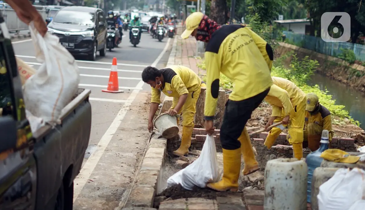 Petugas Sudin Bina Marga memerbaiki trotoar di Jalan Dr. Saharjo, Menteng Atas, Jakarta Selatan, Selasa (17/11/2020). Selama periode Januari hingga Oktober 2020, Suku Dinas (Sudin) Bina Marga Jakarta Selatan telah memperbaiki  6.132 titik trotoar di wilayahnya. (Liputan6.com/Immanuel Antonius)