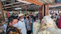 Gubernur Jabar Ridwan Kamil dan Gubernur Sumsel Herman Deru, saat blusukan ke pedagang kerupuk Palembang (Liputan6.com / Nefri Inge)