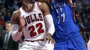 Pemain Oklahoma City Thunder, Joffrey Lauvergne (kanan) berusaha melakukan tembakan saat dihadang pemain Chicago Bulls, Taj Gibson pada laga NBA basketball game di United Center, (9/1/2017). Thunder menang 109-94. (AP/Charles Rex Arbogast)