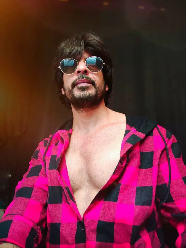 7 Potret Ibrahim Qadri, Selebgram Mirip Shah Rukh Khan yang Lagi Viral