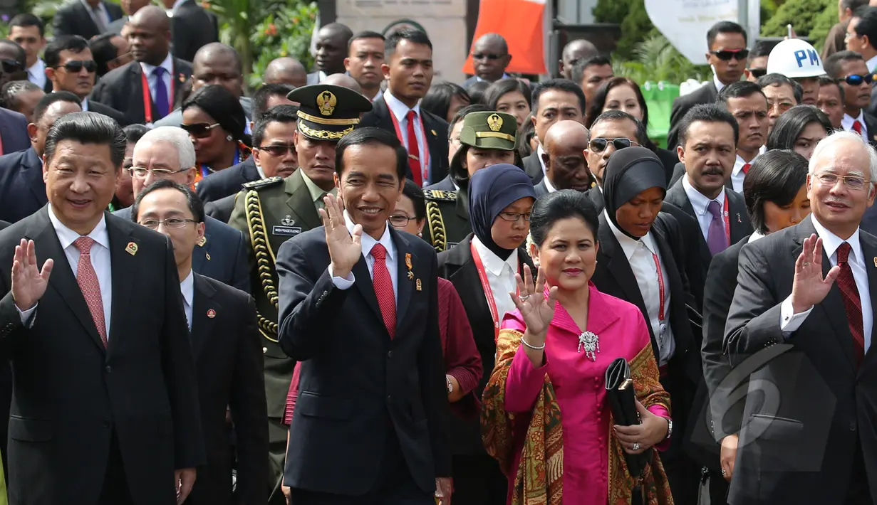 Presiden Joko Widodo bersama Presiden Tiongkok Xi Jinping (kiri) serta sejumlah Kepala Negara mengikuti 'Historical Walk' dalam rangkaian Peringatan Konferensi Asia Afrika 2015, di Jalan Asia Afrika, Bandung, Jumat (24/4). (Liputan6.com/Herman Zakharia)