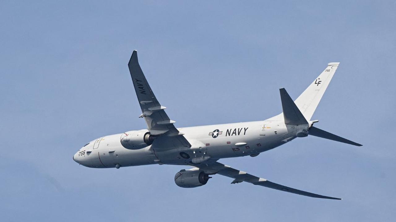 Begitu juga dengan pesawat patroli dan pengintai P-8 Poseidon Angkatan Laut AS yang ikut berputar-putar selama misi pasokan ulang oleh kapal sipil yang disewa oleh angkatan laut Filipina tersebut.