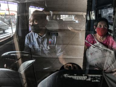 Sopir Mikrotrans menunggu penumpang di kawasan Tanah Abang, Jakarta, Kamis (21/10/2021). Seiring memasuki PPKM Level 2, Pemprov DKI Jakarta mengizinkan seluruh moda transportasi umum menggunakan kapasitas angkut 100 persen. (merdeka.com/Iqbal S. Nugroho)