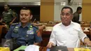 Menteri Pertahanan Ryamizard Ryacudu (kanan) ditemani Sekjen Kemenhan Laksamana Madya Widodo menghadiri Rapat Kerja bersama Komisi I DPR RI, di Kompleks Parlemen, Jakarta, Kamis (13/4). (Liputan6.com/Johan Tallo)