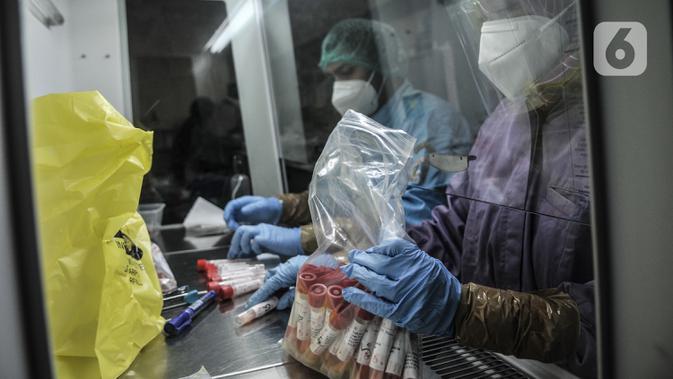 Tim medis menerima sampel Swab Test dari pihak Puskesmas di Laboratorium Kesehatan Daerah (Labkesda) DKI Jakarta, Selasa (4/8/2020). Labkesda DKI yang berjejaring dengan 47 lab se-Jakarta dalam sehari mampu menguji hampir 10.000 spesimen Covid-19 dengan metode PCR. (merdeka.com/Iqbal Nugroho)