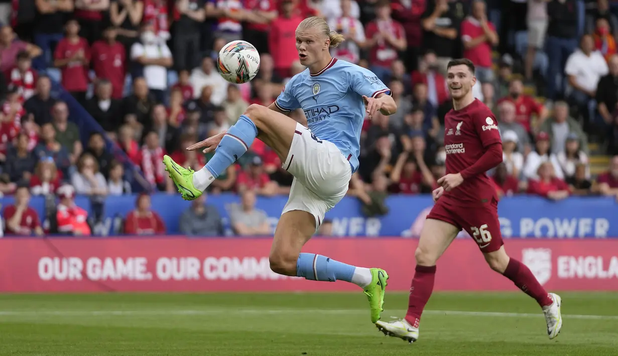 Pemain Manchester City, Erling Haaland berusaha mencetak gol ke gawang Liverpool saat laga Community Shield 2022 di King Power Stadium, Sabtu (30/07/2022) malam WIB. (AP/Frank Augstein)