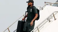 Striker Chelsea, Christopher Nkunku saat tiba di Philadelphia International Airport jelang mengikuti Piala Dunia Antarklub 2025. (Emilee Chinn / GETTY IMAGES NORTH AMERICA / Getty Images via AFP)