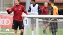 Pelatih baru Bayern Munchen, Julian Nagelsmann mengawasi sesi latihan pertama dengan timnya di tempat latihan mereka di Munich, Jerman selatan (7/7/2021).  (AFP/Christof Stache)