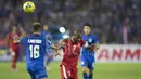 Kapten Timnas Indonesia, Boaz Solossa (kiri), berebut bola dengan pemain Thailand, Pratum Chuthong, dalam laga leg kedua final Piala AFF 2016 di Stadion Rajamangala, Bangkok, Thailand, Sabtu (17/12/2016). (Bola.com/Vitalis Yogi Trisna)