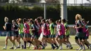 Para pemain wanita Barcelona melakukan pemanasan selama sesi pelatihan di Joan Gamper Sports City di Barcelona (15/5/2019). Tim wanita Barcelona akan bertanding melawan wakil Prancis, Lyon pada final Liga Champions di stadio Groupama Arena, kota Budapets, Hungaria. (AFP Photo/Josep Lago)