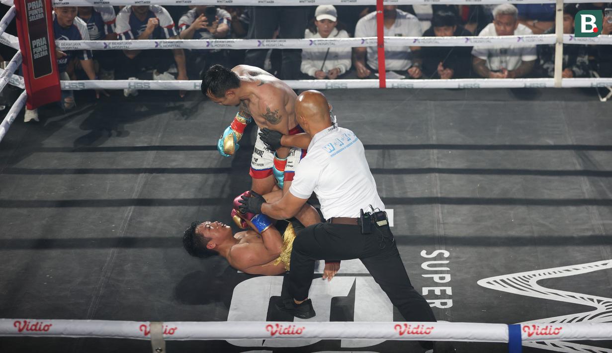 Paris Pernandes terjatuh saat melawan Rudy Golden Boy dalam ajang HSS Series 7: The Redemption di W Super Club Gatsu, Jakarta, pada Sabtu (7/2/2026). (Bola.com/M Iqbal Ichsan)