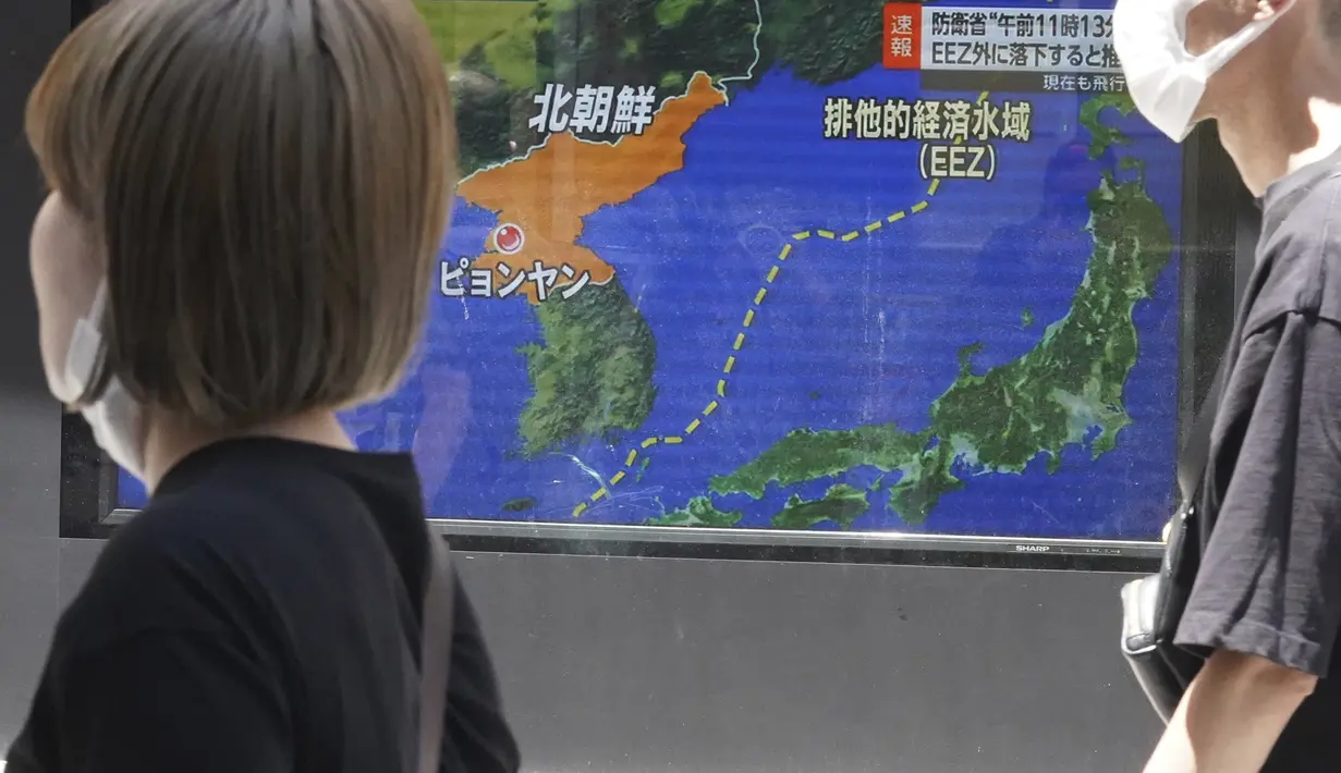 Ini terjadi dua hari setelah Korea Utara mengancam akan memberikan konsekuensi yang "mengejutkan" sebagai protes atas apa yang disebutnya sebagai kegiatan pengintaian AS yang provokatif di dekat wilayahnya. (AP Photo/Eugene Hoshiko)