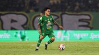 Aksi pemain Persebaya Surabaya,&nbsp;Gali Freitas saat timnya melawan PSIM Yogyakarta&nbsp;pada BRI Super League 2025/2026 di Stadion Gelora Bung Tomo, Surabaya,&nbsp;Jumat (8/8/2025). (Bola.com/Abdul Aziz)&nbsp;