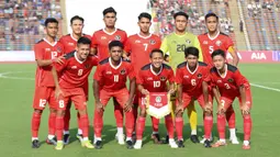 Para pemain starting XI Timnas Indonesia U-22 berfoto sebelum dimulainya laga pertama SEA Games 2023 menghadapi Filipina di Olympic Stadium, Phnom Penh, Kamboja, Sabtu (29/4/2023). (Bola.com/Abdul Aziz)