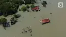 Potret rumah-rumah yang tersisa dan tenggelam akibat perubahan ikim di Rejosari Senik, Demak, Jawa tengah, Minggu (5/5/2024). (merdeka.com/Arie Basuki)