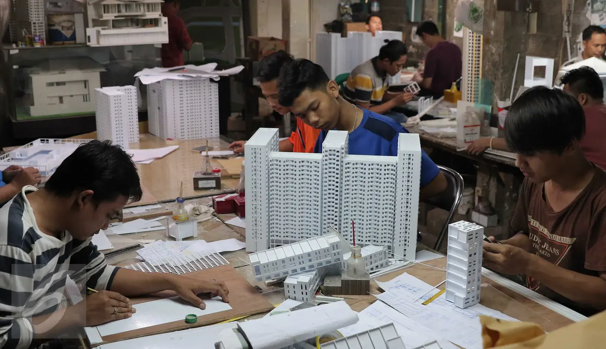 Pembuatan maket gedung membutuhkan tingkat ketelitian yang tinggi agar bisa menghasilkan miniatur yang sama persis dengan aslinya, Tangsel, Kamis (28/1/2016). Harga maket bisa mencapai Rp.80 Juta. (Liputan6.com/Angga Yuniar) 