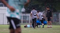 Pemain Timnas Indonesia, Yance Sayuri mengalami cedera dalam sesi latihan perdana Timnas Indonesia di Lapangan B Gelora Bung Karno, Senayan, Jakarta, Selasa (28/5/2024) jelang menghadapi serangkaian laga uji coba dan kualifikasi Piala Dunia 2026. (Bola.com/Bagaskara Lazuardi)