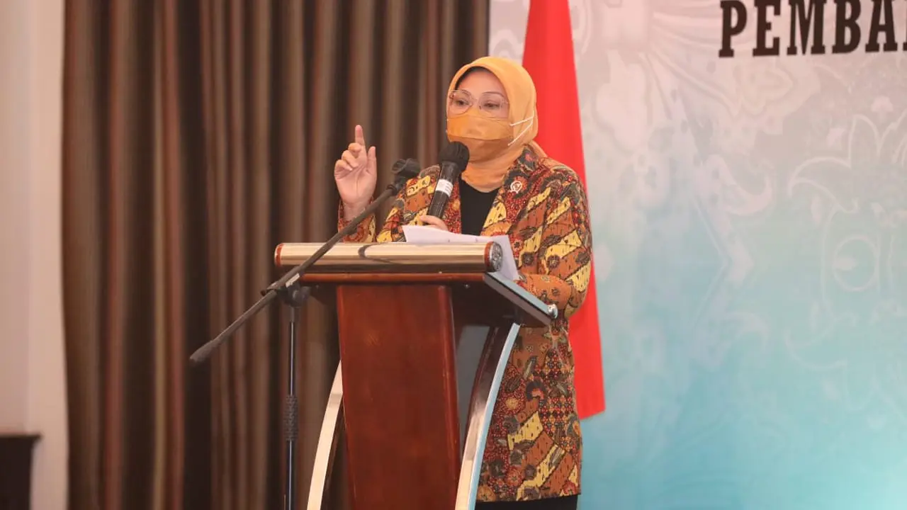 Menaker Ida pada acara Penutupan Resmi Pertemuan Tripartit Pembahasan Peraturan Pelaksanaan Undang-Undang Cipta Kerja