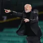 Manajer AC Milan Stefano Pioli memberikan instruksi kepada para pemainnya saat pertandingan leg pertama Grup H Liga Europa lawan Celtic di stadion Celtic Park di Glasgow, Skotlandia, Kamis, 22 Oktober 2020. AC Milan memenangkan pertandingan 3- 1. (Jane Ba