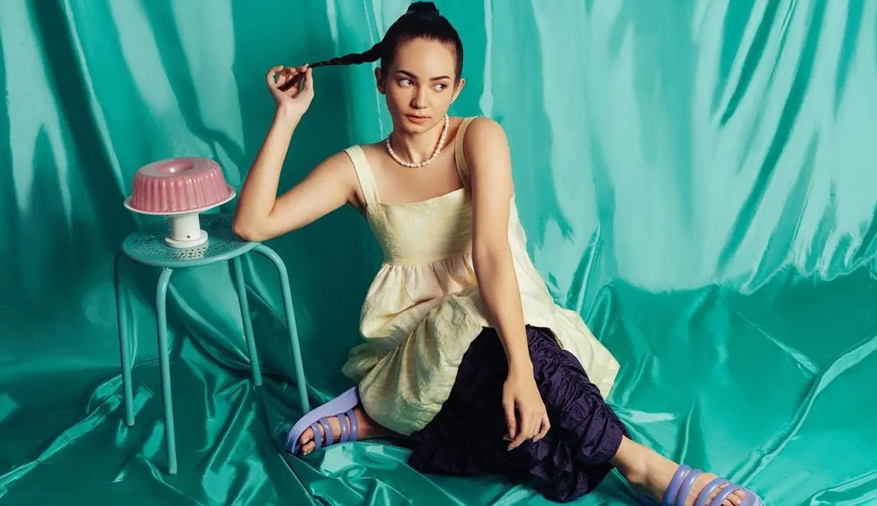 Satu lagi tampilan rambut sleek ala Enzy Storia yang chic dan bisa ditiru. Rambutnya ditarik tinggi ke belakang, kemudian dikepang menjadi satu. Foto: Instagram.