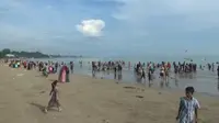 Warga Tuban antusias mandi di laut merayakan Lebaran Ketupat. (Adirin/Liputan6.com)